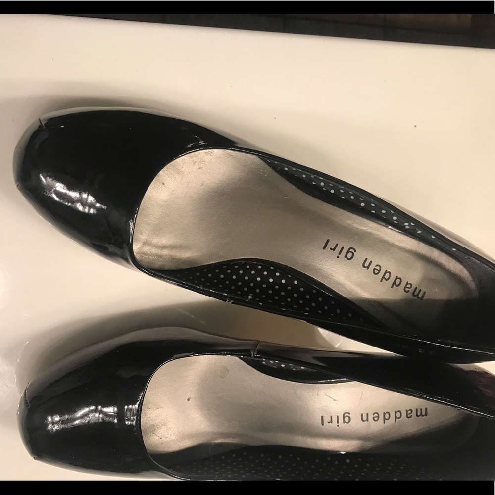 Black pumps